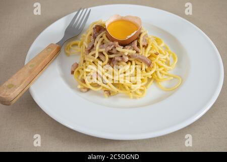 piatto di spaghetti di carbonara su un tavolo Foto Stock