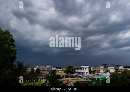 EDITORIALE DATATO 26 aprile 2020 LOCATION- Dehradun Uttarakhand India. Un ampio colpo di grandangolo di cielo fortemente sovrastato durante monsone in India. Foto Stock