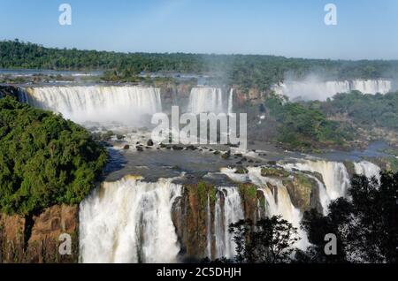 Torrenti di acqua che affuggono sulle cascate di Iguacu, Brasile Foto Stock