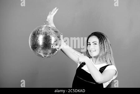festa di compleanno felice. ballo in discoteca. festa. ragazza con ballo in discoteca. festa di natale. gestore eventi. festa goer. balla. concetto di vita notturna. pronto per divertirsi. Divertimento di festa. Foto Stock
