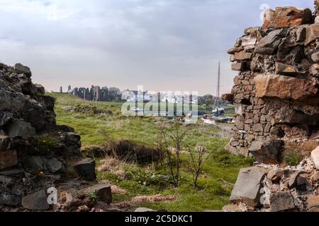 Il priorato e porto dal comune, Lindisfarne, Isola Santa, Northumberland, Inghilterra, Regno Unito Foto Stock