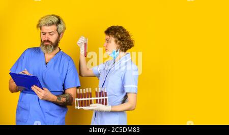 i medici indossano una maschera respiratore. per il trattamento dei pazienti. provette per analisi di laboratorio. spazio per la copia. Medico in maschera medica pronto per l'iniezione interrompere il coronavirus infezione da virus iniezione vaccino. Foto Stock