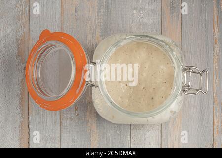 Fermentare l'impasto di partenza starter fatto di farina e acqua in vetro vaso Kilner visto dall'alto. Foto Stock