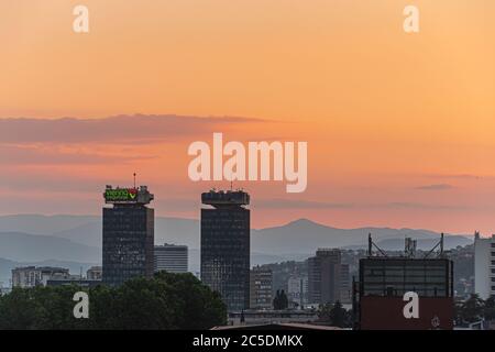 Unitic due grattacieli al tramonto Foto Stock