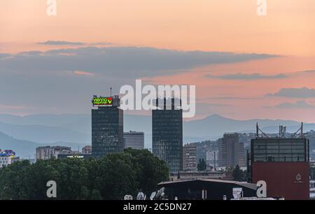 Unitic due grattacieli al tramonto Foto Stock