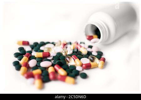 Pillole mediche colorate isolate su sfondo bianco. Concetto di assistenza sanitaria globale. Resistenza agli antibiotici. Foto Stock