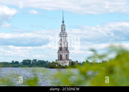 Kalyazin allagato Belfry o campanile sul fiume Volga è una parte della vecchia chiesa sommersa nella vecchia città russa Kalyazin in Russia Foto Stock