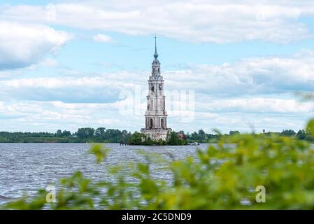 Kalyazin allagato Belfry o campanile sul fiume Volga è una parte della vecchia chiesa sommersa nella vecchia città russa Kalyazin in Russia Foto Stock