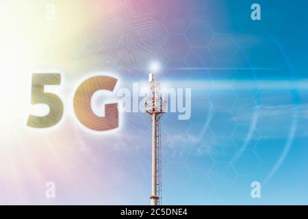 antenna per telecomunicazioni 5g su un cielo blu chiaro con un'immagine chip. Spazio di copia. Concetto di comunicazione, tecnologie e telecomunicazioni. Foto Stock