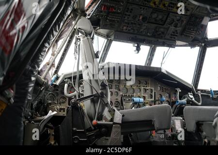 Cabina di pilotaggio di un aereo di grandi dimensioni - sedile e quadro strumenti con comandi, joystick, display, manopole e spie Foto Stock