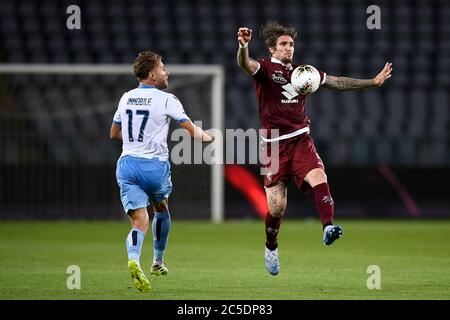 Torino, Italia. 30 giugno 2020. TORINO - 30 giugno 2020: Lyanco del Torino FC compete per il pallone con Ciro immobile della SS Lazio durante la Serie A Football Match tra Torino FC e SS Lazio. (Foto di Nicolò campo/Sipa USA) Credit: Sipa USA/Alamy Live News Foto Stock