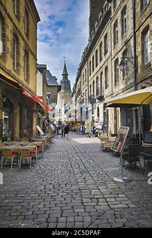 Rue de l'Horloge, Dinan, Bretagna, Francia. È una delle strade principali di questa città medievale fortificata. Edifici storici fiancheggiano questa vecchia strada. Foto Stock