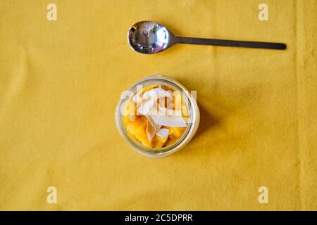 Pudding di semi di Cia di Mango in un vaso di vetro Foto Stock