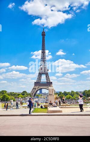 Parigi, Francia - 19 giugno 2015: Vista del ponte sulla Senna e sulla Torre Eiffel in una giornata estiva di sole. I turisti sono fotografati contro t Foto Stock