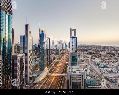 Vista dell'areale sulla Sheik Zayed Road a Dubai Foto Stock