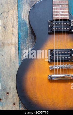 Corpo elettrico della chitarra. Strumento musicale in legno. Dettagli chitarra. Ponte di chitarra con corde. Foto Stock