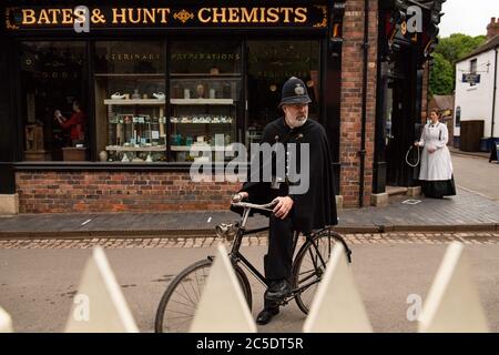 I reenactor di Blists Hill Victorian Town, parte dei musei Ironbridge Gorge a Ironbridge, Shropshire, si preparano prima della riapertura ai membri del pubblico quando l'abolizione di ulteriori restrizioni di blocco in Inghilterra entra in vigore il sabato. Foto Stock