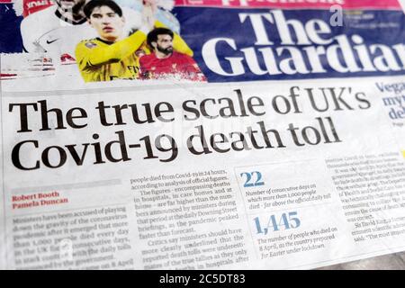 "La vera scala del numero di morti del Covid-19 britannico" titolo del giornale sulla prima pagina del Guardian 20 giugno 2020 Londra Inghilterra UK Foto Stock
