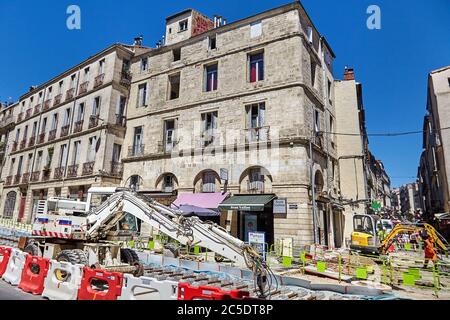 MONTPELLIER, FRANCIA - 24 giugno 2015: Macchine da costruzione sulla strada della città. Escavatore e impilatore a traversina. Riparazione dei tranviari. Foto Stock