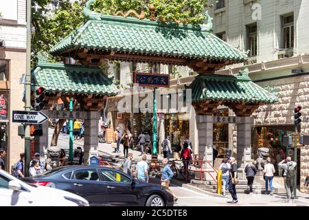 Vista della porta del Drago, all'ingresso di China Town, San Francisco Foto Stock