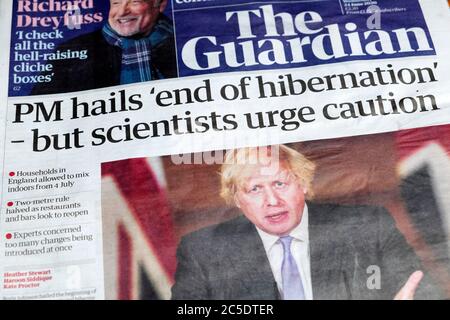 Titolo del giornale sulla prima pagina del Guardian Boris Johnson ''PM hils 'fine della sospensione' - ma gli scienziati sollecitano la cautela' Londra UK 24 giugno 2020 Foto Stock