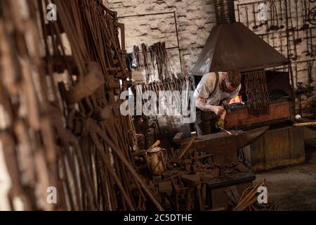 Un fabbro di Blists Hill Victorian Town parte dei musei Ironbridge Gorge a Ironbridge, Shropshire, si prepara in vista della riapertura ai membri del pubblico quando l'abolizione di ulteriori restrizioni di blocco in Inghilterra entra in vigore il sabato. Foto Stock