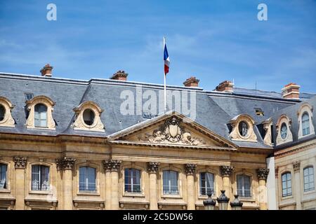 Parigi, Francia - 29 giugno 2015: Il luogo Vendome. Facciata di un bellissimo edificio storico del Ministere francese della Giustizia con bandiera francese sulla th Foto Stock