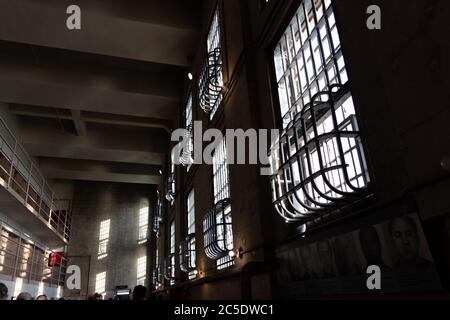 Vista delle finestre sbarrate, prigione di Alcatraz Foto Stock