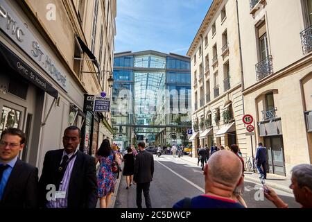 Parigi, Francia - 29 giugno 2015: Rue du Marché Saint-Honoré. Passaggio des Jacobins. Vista della facciata in vetro dell'edificio con molti negozi e uffici. Foto Stock