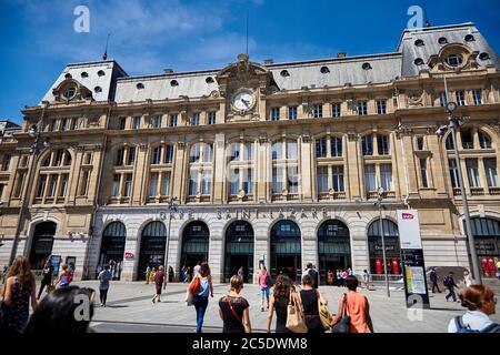 Parigi, Francia - 29 giugno 2015: Stazione ferroviaria Gare Saint-Lazare. Persone nella piazza di fronte all'edificio. Giornata estiva soleggiata Foto Stock