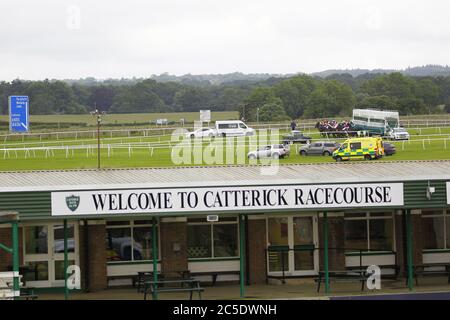 Corridori e corridori sull'autostrada A1 nella TV di sorveglianza sulle corse handicap all'Ippodromo di Catterick Bridge. Foto Stock