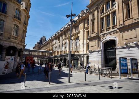 Parigi, Francia - 29 giugno 2015: Rue intérieure. Facciata della stazione ferroviaria Gare Saint-Lazare. Passaggio del cristallo smerigliato (ponte pedonale sospeso). P Foto Stock