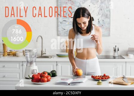 calzare la donna sportiva che pesa il cibo sul tavolo da cucina, illustrazione quotidiana delle calorie Foto Stock
