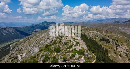 Antico castello medievale di Rocca Calascio al tramonto, l'Aquila district, Abruzzo, Italia Foto Stock