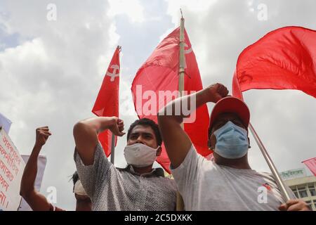 Dhaka, Bangladesh. 2 luglio 2020. L'Alleanza democratica di sinistra ha organizzato un raduno prima di procedere verso l'Ufficio del primo Ministro per chiedere l'inversione della decisione di chiudere le mulini di iuta di proprietà dello Stato e chiedere la loro modernizzazione a Dhaka, Bangladesh, 2 luglio 2020. Credit: Suvra Kanti Das/ZUMA Wire/Alamy Live News Foto Stock