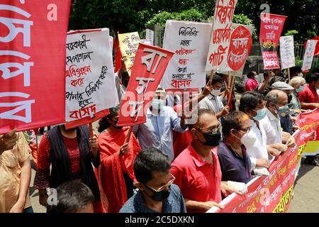 Dhaka, Bangladesh. 2 luglio 2020. L'Alleanza democratica di sinistra ha organizzato un raduno prima di procedere verso l'Ufficio del primo Ministro per chiedere l'inversione della decisione di chiudere le mulini di iuta di proprietà dello Stato e chiedere la loro modernizzazione a Dhaka, Bangladesh, 2 luglio 2020. Credit: Suvra Kanti Das/ZUMA Wire/Alamy Live News Foto Stock