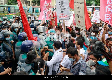 Dhaka, Bangladesh. 2 luglio 2020. L'Alleanza democratica di sinistra ha organizzato un raduno prima di procedere verso l'Ufficio del primo Ministro per chiedere l'inversione della decisione di chiudere le mulini di iuta di proprietà dello Stato e chiedere la loro modernizzazione a Dhaka, Bangladesh, 2 luglio 2020. Credit: Suvra Kanti Das/ZUMA Wire/Alamy Live News Foto Stock