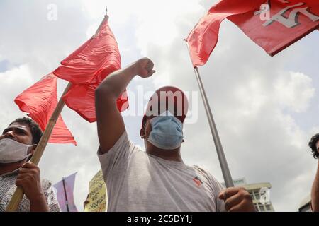 Dhaka, Bangladesh. 2 luglio 2020. L'Alleanza democratica di sinistra ha organizzato un raduno prima di procedere verso l'Ufficio del primo Ministro per chiedere l'inversione della decisione di chiudere le mulini di iuta di proprietà dello Stato e chiedere la loro modernizzazione a Dhaka, Bangladesh, 2 luglio 2020. Credit: Suvra Kanti Das/ZUMA Wire/Alamy Live News Foto Stock