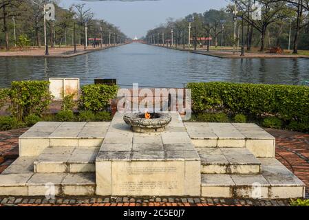 Canale della zona monastica di Lumbini in Nepal Foto Stock