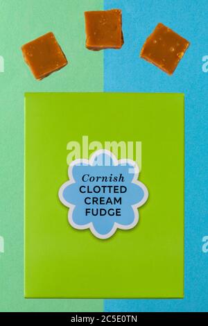 Scatola di M&S Cornish Clotted Cream Fudge su sfondo verde chiaro e blu - tutto il burro fudge con Cornish clotted crema Foto Stock