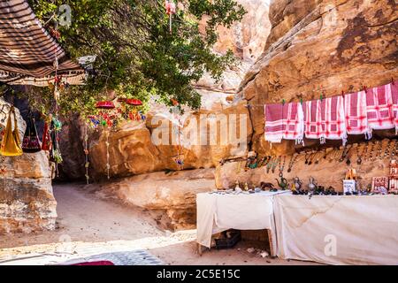 Souvenir turistici in mostra a Siq al-Barid o Little Petra in Giordania. Foto Stock