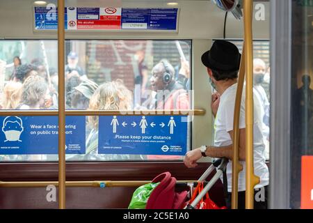 Il passeggero in autobus guarda a Black Lives Matter march, Oxford Street, Londra, 28 giugno 2020 Foto Stock