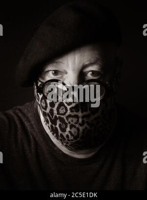 Autoritratto in maschera Leopard Foto Stock