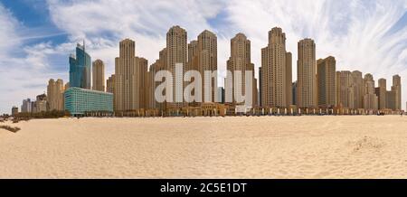 Foto panoramica degli edifici di appartamenti nel quartiere di Dubai Marina Foto Stock