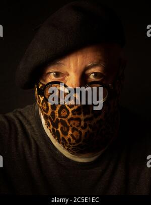 Autoritratto in maschera Leopard Foto Stock