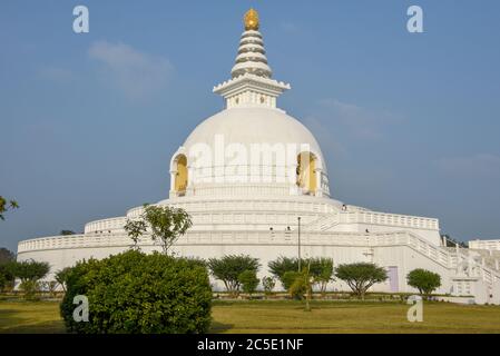 La Pagoda Mondiale della Pace nella zona monastica di Lumbini in Nepal Foto Stock