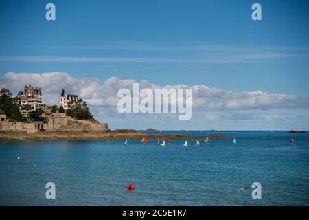 Vista della Plage de l'Ecluse, Dinard, Bretagna, Francia Foto Stock