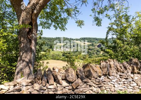 Il villaggio di Cotswold di Slad, Gloucestershire Regno Unito visto da Swifts Hill Foto Stock