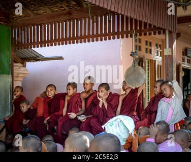Amarapura, Mandalay, Myanmar - monaci giovani guardando il film nel monastero buddista. Amarapura, un'ex capitale del Myanmar. Foto Stock