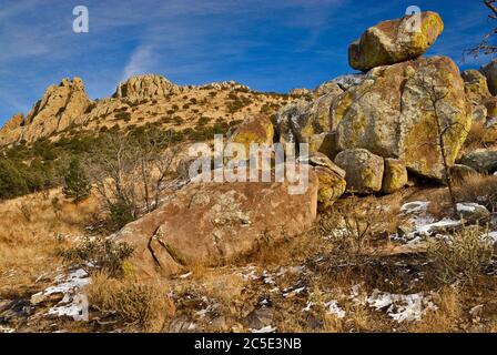 Sciogliere la neve a dicembre nelle rocce vicino alla montagna Sawtooth a Davis Mountains, Texas, Stati Uniti Foto Stock